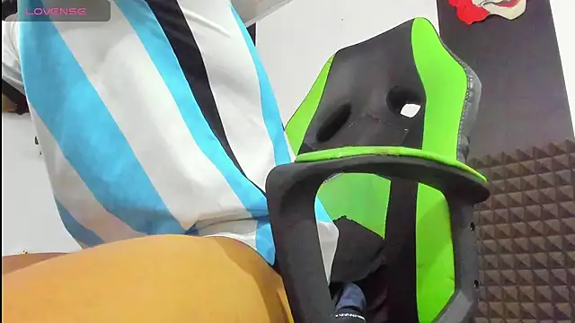 jhonnysnow17 online show from December 11, 7:32 am