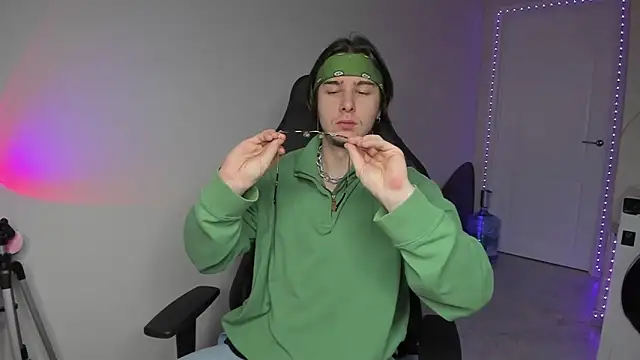 Vincent Strong online show from December 3, 7:52 am