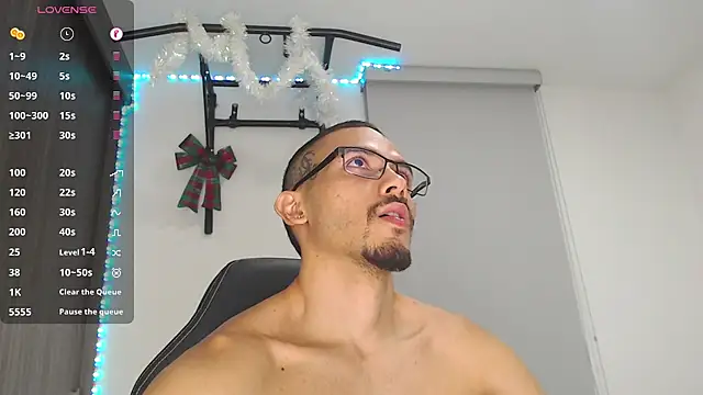 russthiago online show from December 25, 11:42 pm