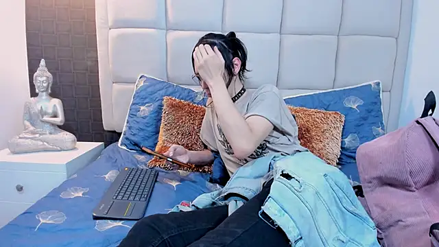 Hecatee 77 online show from December 17, 7:15 pm