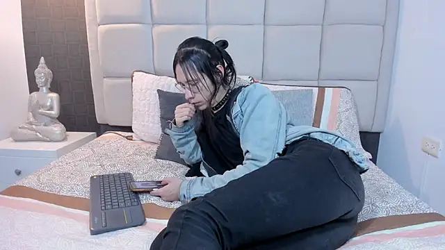 Hecatee 77 online show from February 8, 7:27 pm