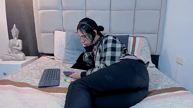 Hecatee 77 online show from February 9, 7:30 pm