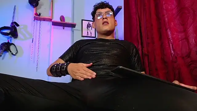 Snapshot of dom2travelersss chatting on October 27, 2:41 pm dom2travelersss online show from October 27, 2:41 pm